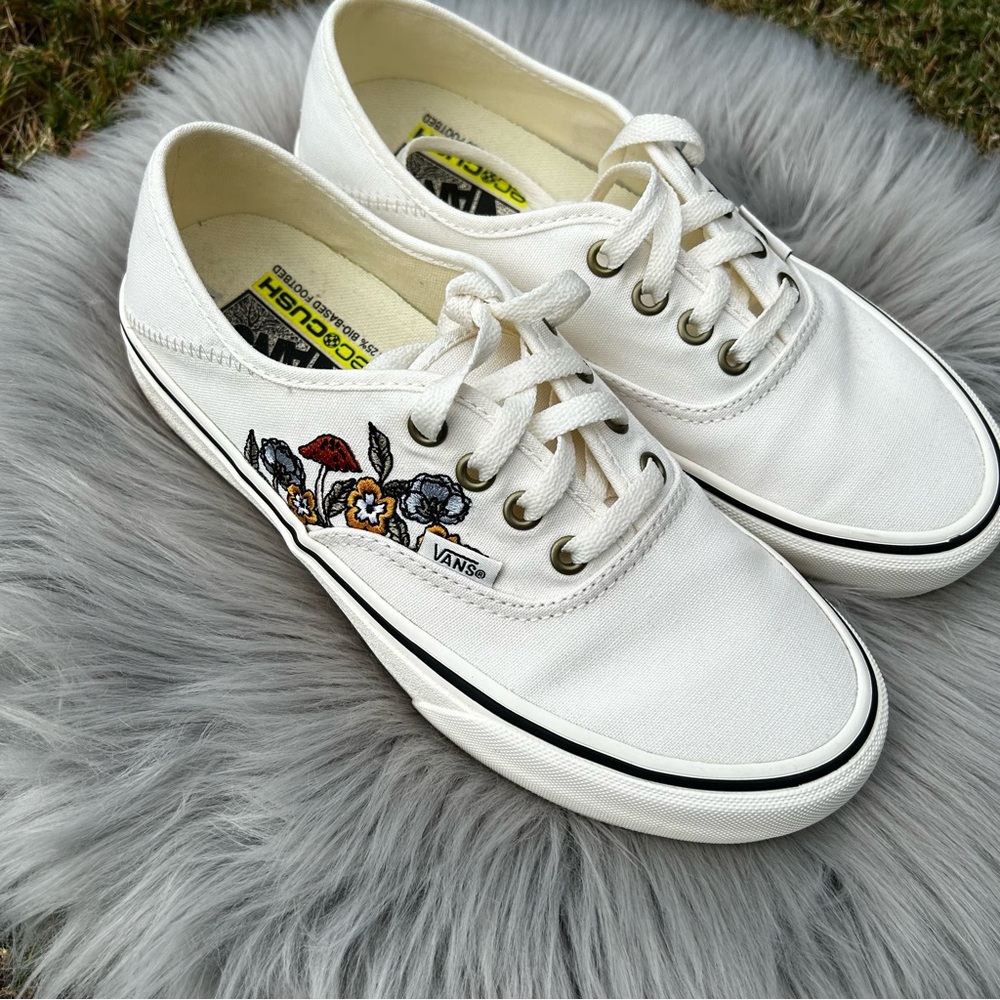 Vans Authentic Embroidered Mushroom 7- LIKE NEW!!